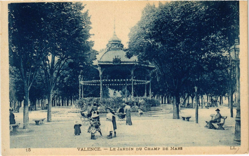 Carte postale ancienne Valence Le Jardin du Champ de Mars à Valence