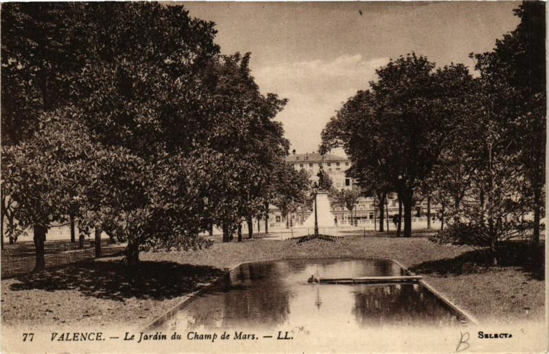Carte postale ancienne Valence Le Jardin du Champ de Mars à Valence
