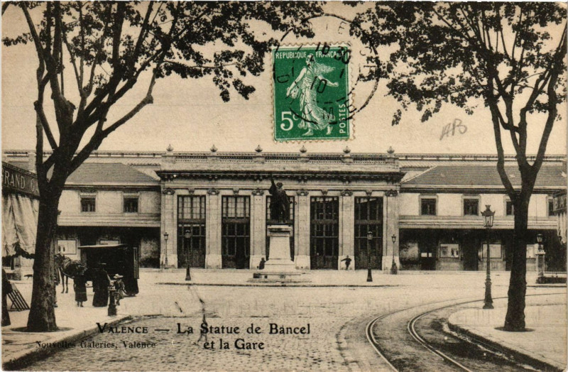 Carte postale ancienne Valence La Statue de Bancel et la Gare à Valence