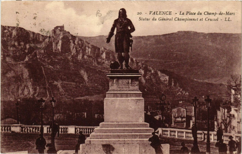 Carte postale ancienne Valence La Place du Champ de Mars Statue du générale Champinnet à Valence