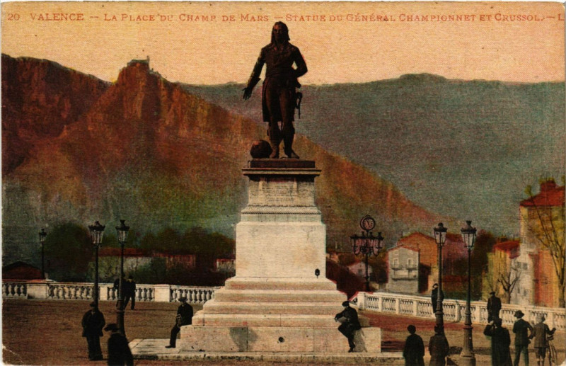 Carte postale ancienne Valence La Place du Champ de Mars Statue du générale Champinnet à Valence