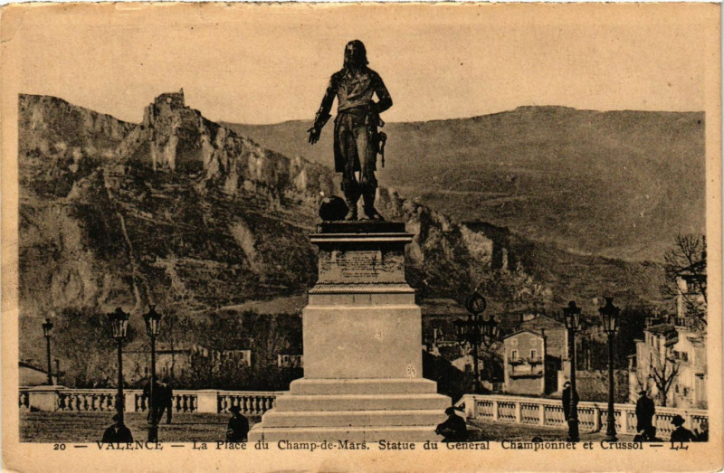 Carte postale ancienne Valence la Place du Champ de Mars Statue du General Campionnet à Valence