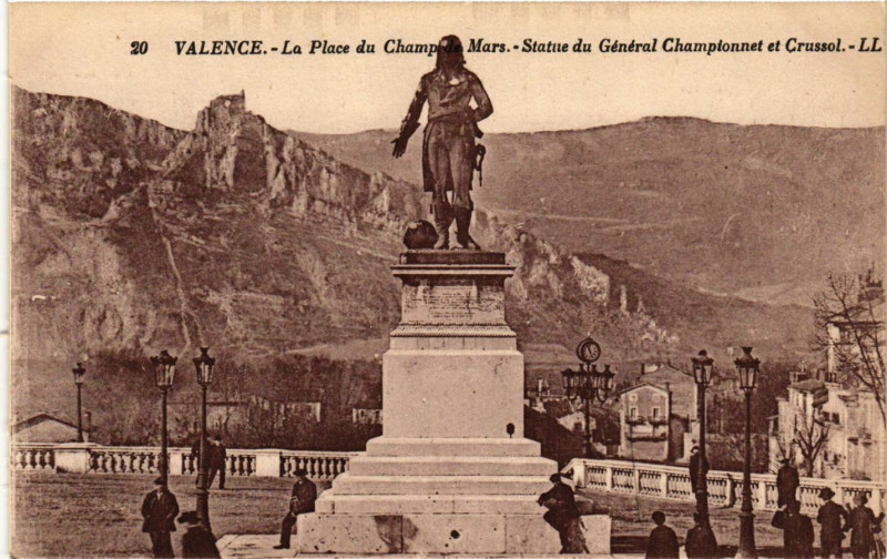 Carte postale ancienne Valence La Place du Champ de Mars Statue du eneral Championnet à Valence