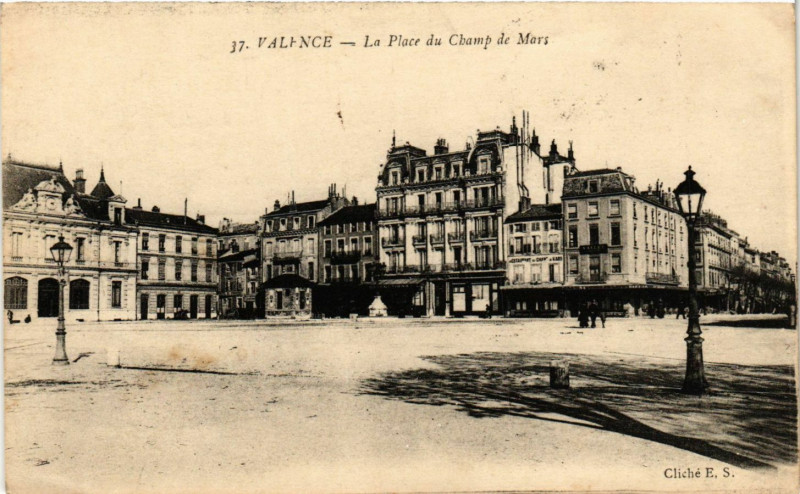 Carte postale ancienne Valence La Place du Champ de Mars à Valence