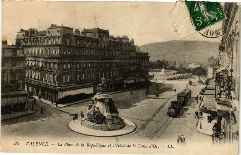Carte postale ancienne Valence La Place de la Republique et l'Hotel e la Croix d'Or à Valence