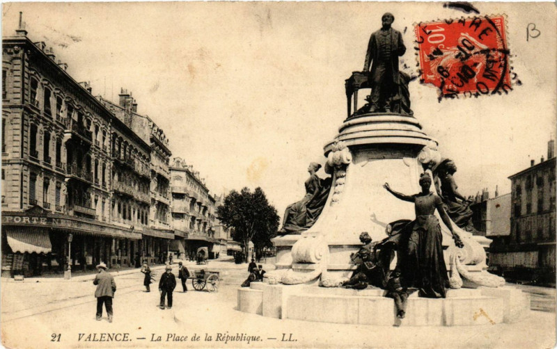 Carte postale ancienne Valence La Place de la Republique à Valence