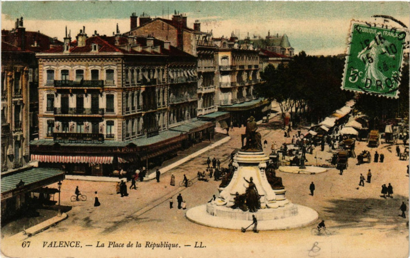 Carte postale ancienne Valence La Place de la Republique à Valence