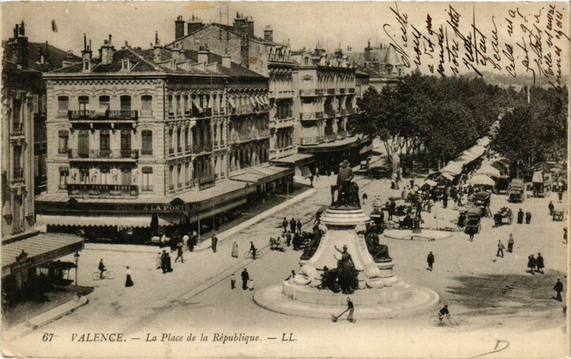 Carte postale ancienne Valence La Place de la Republique à Valence