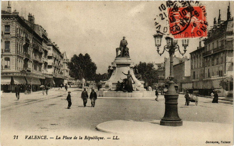 Carte postale ancienne Valence La Place de la Republique à Valence