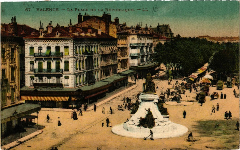 Carte postale ancienne Valence La Place de la Republique à Valence