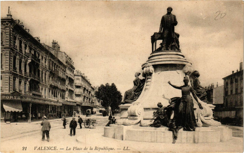 Carte postale ancienne Valence La Place de la Republique à Valence