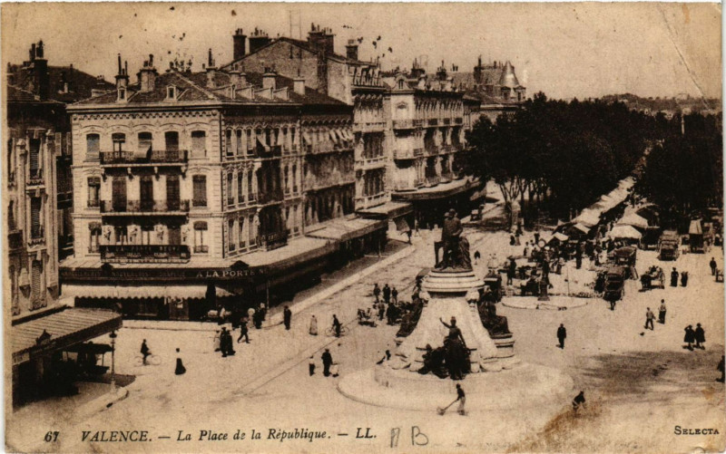 Carte postale ancienne Valence la Place de la Republique à Valence