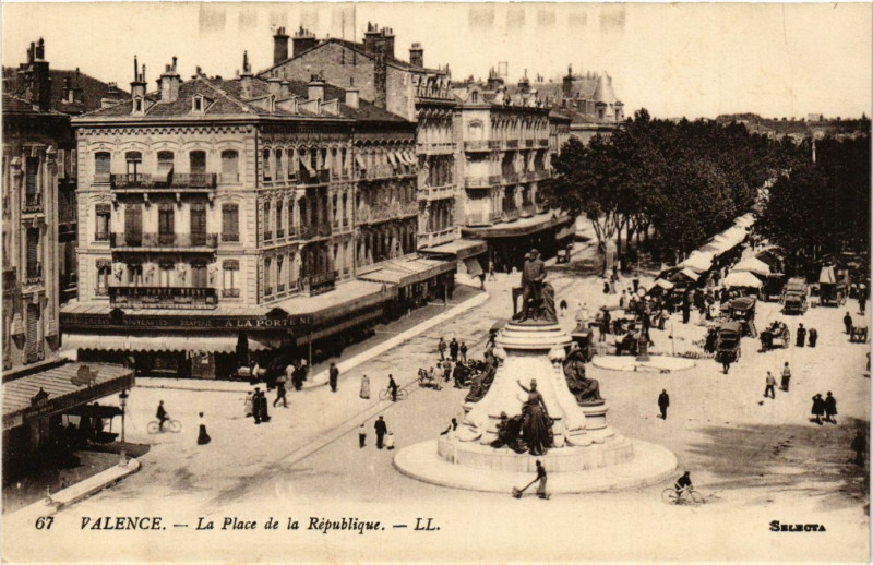 Carte postale ancienne Valence la Place de la Republique à Valence