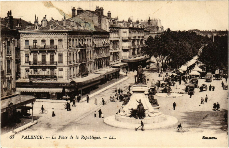 Carte postale ancienne Valence la Place de la Republique à Valence