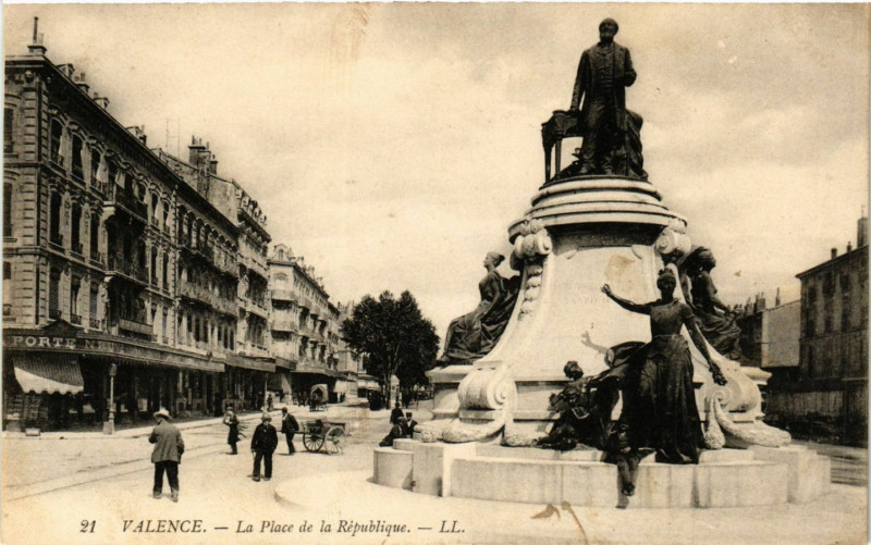 Carte postale ancienne Valence la Place de la Republique à Valence