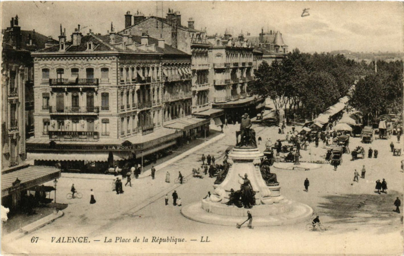 Carte postale ancienne Valence la Place de la Republique à Valence