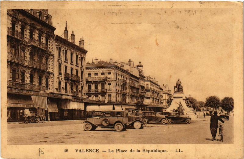 Carte postale ancienne Valence la Place de la Republique à Valence