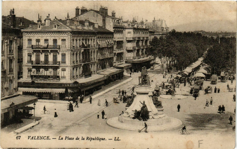 Carte postale ancienne Valence La Place de la Republique à Valence