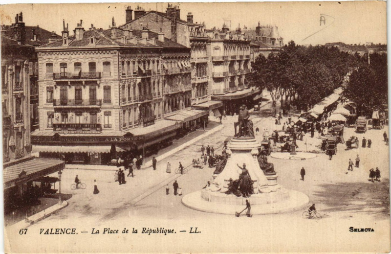 Carte postale ancienne Valence La Place de la Republique à Valence