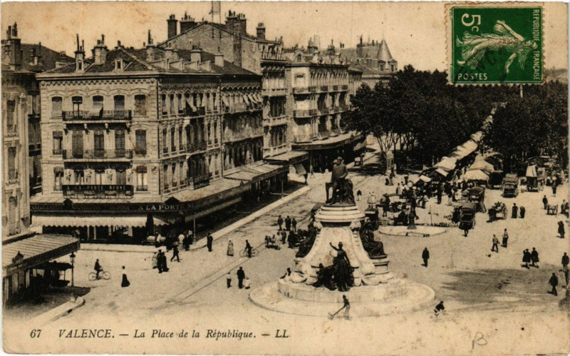 Carte postale ancienne Valence La Place de la Republique à Valence