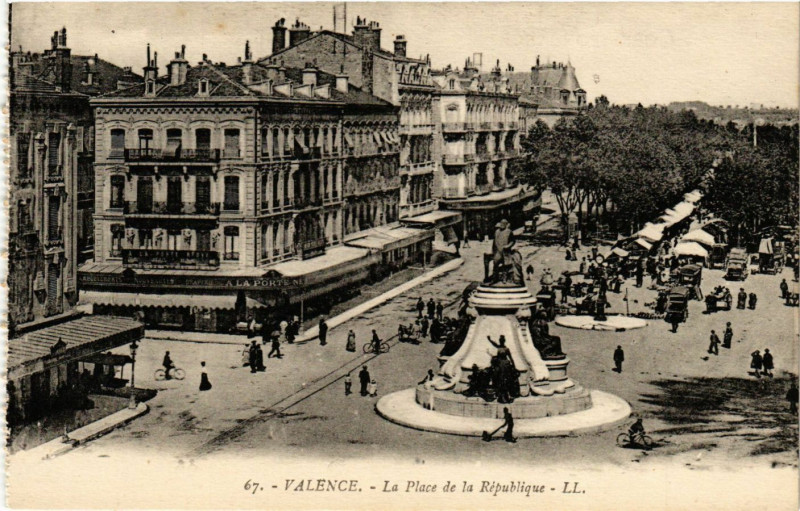 Carte postale ancienne Valence La Place de la Republique à Valence