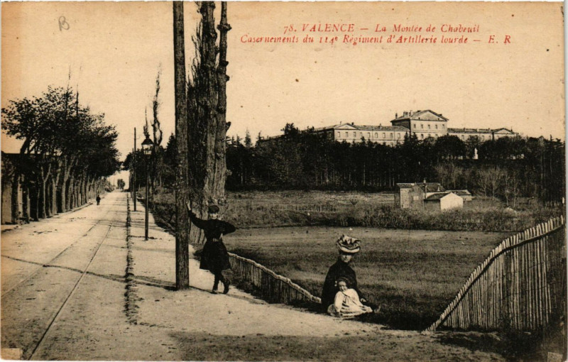Carte postale ancienne Valence La Montée de Chabeuil Casernements du 114e Regiment à Valence