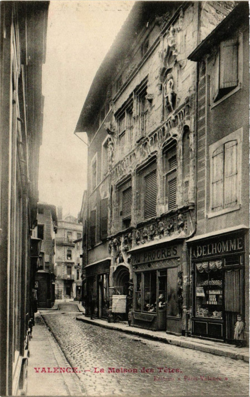 Carte postale ancienne Valence La Maison des Tetes à Valence
