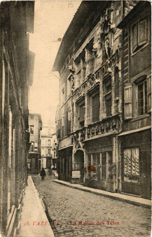 Carte postale ancienne Valence La Maison des Tetes à Valence