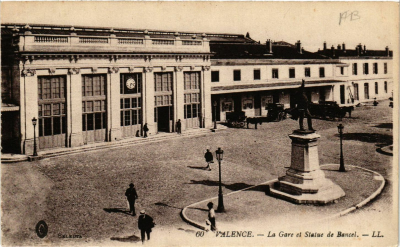 Carte postale ancienne Valence La Gare et Statue de Bancel à Valence