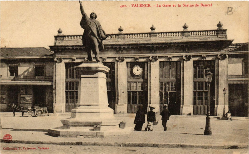Carte postale ancienne Valence La Gare et Statue de Bancel à Valence