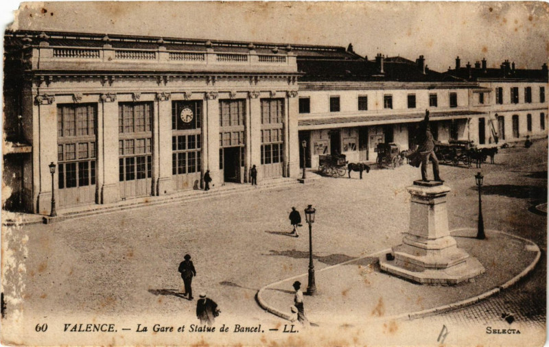 Carte postale ancienne Valence La Gare et Statue de Bancel à Valence