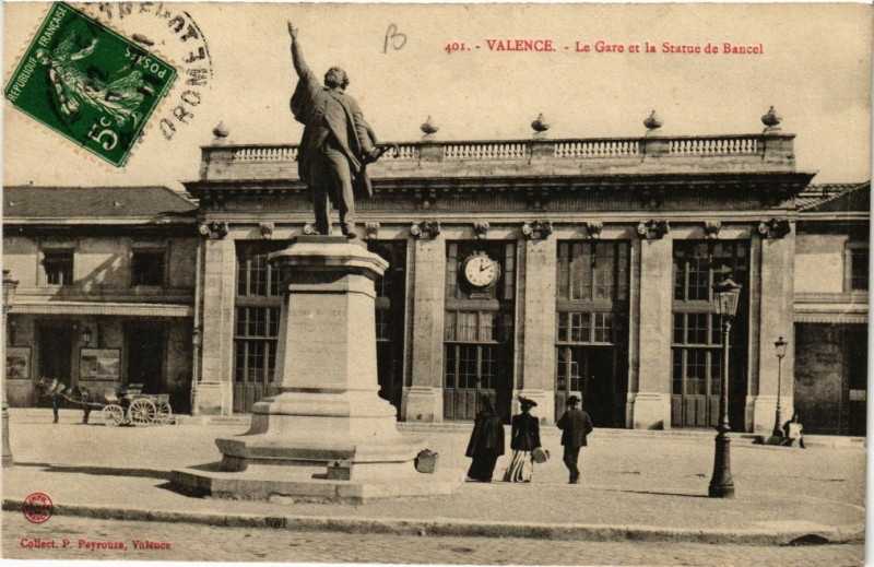Carte postale ancienne Valence La Gare et la Statue de Bancel à Valence