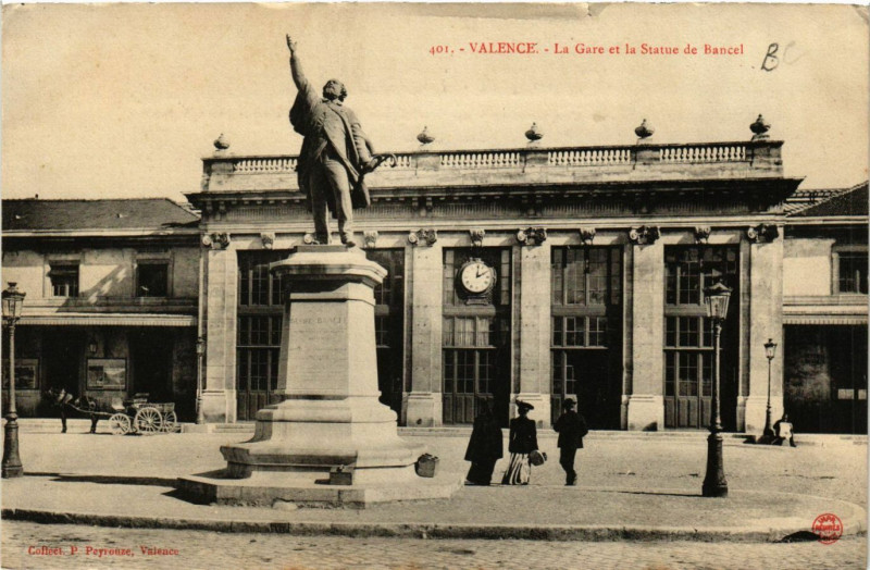 Carte postale ancienne Valence La Gare et la Statue de Bancel à Valence