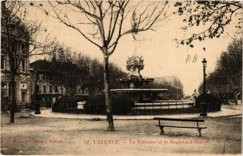 Carte postale ancienne Valence La Fontaine Monumentale et le Boulevard Bancel à Valence