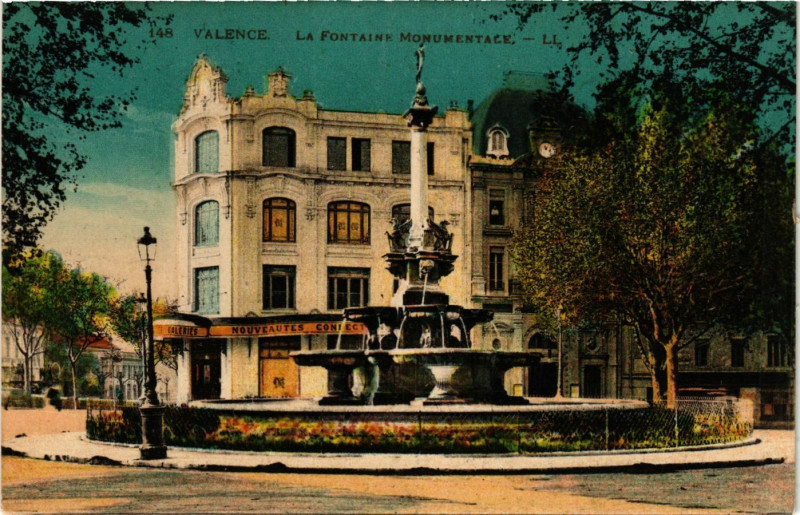 Carte postale ancienne Valence La Fontaine Monumentale à Valence