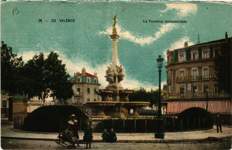 Carte postale ancienne Valence La Fontaine Monumentale à Valence