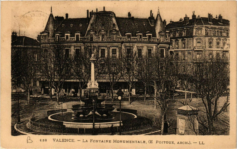 Carte postale ancienne Valence La Fontaine monumentale à Valence