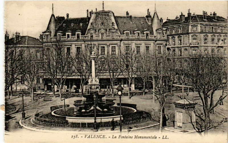 Carte postale ancienne Valence La Fontaine monumentale à Valence