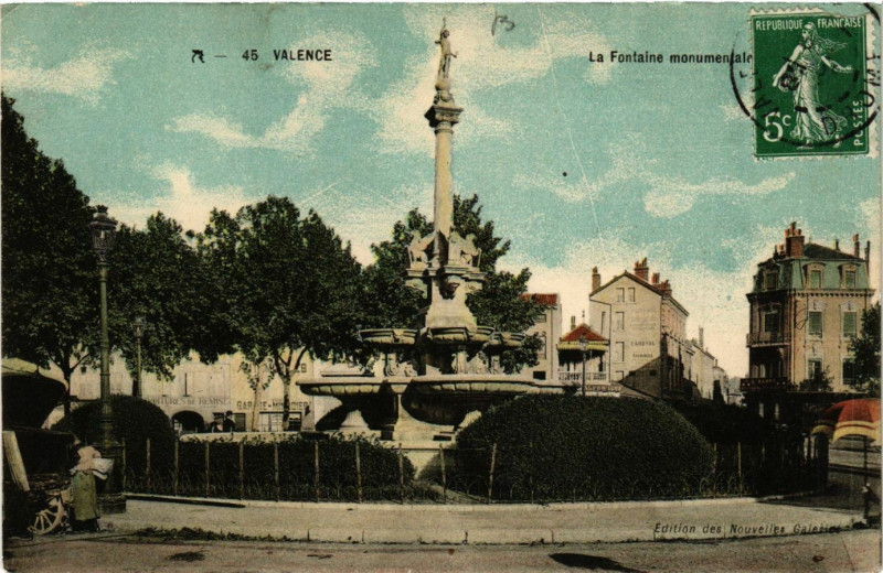 Carte postale ancienne Valence La Fontaine monumentale à Valence