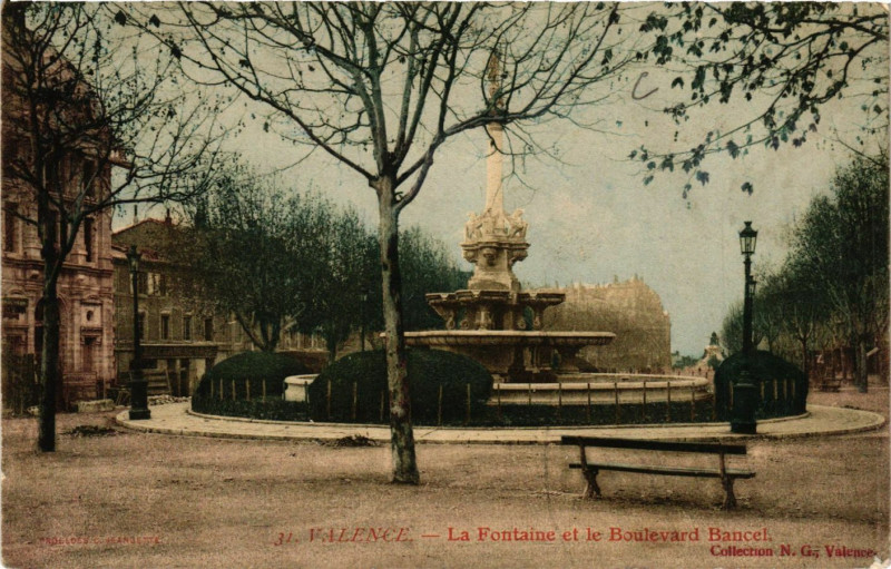 Carte postale ancienne Valence La Fontaine et le Boulevard Bancel à Valence