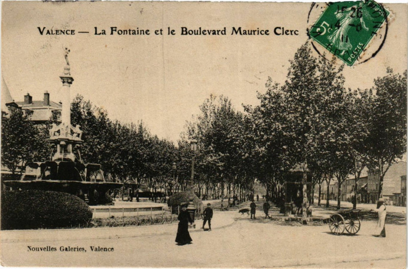 Carte postale ancienne Valence La Fontaine et le Bouevard Maurice Clerc à Valence