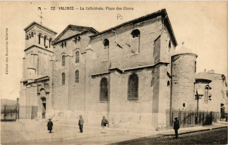 Carte postale ancienne Valence La Cathedrale Place des Clercs à Valence