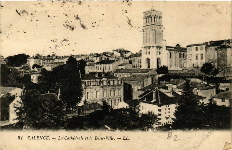 Carte postale ancienne Valence la Cathedrale et la Basse-Ville à Valence