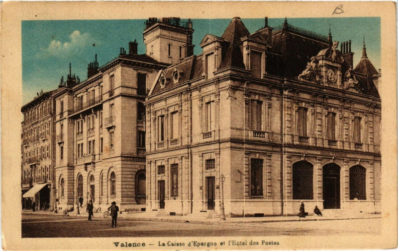 Carte postale ancienne Valence La Caisse d'Epargne et l'Hotel des Postes à Valence