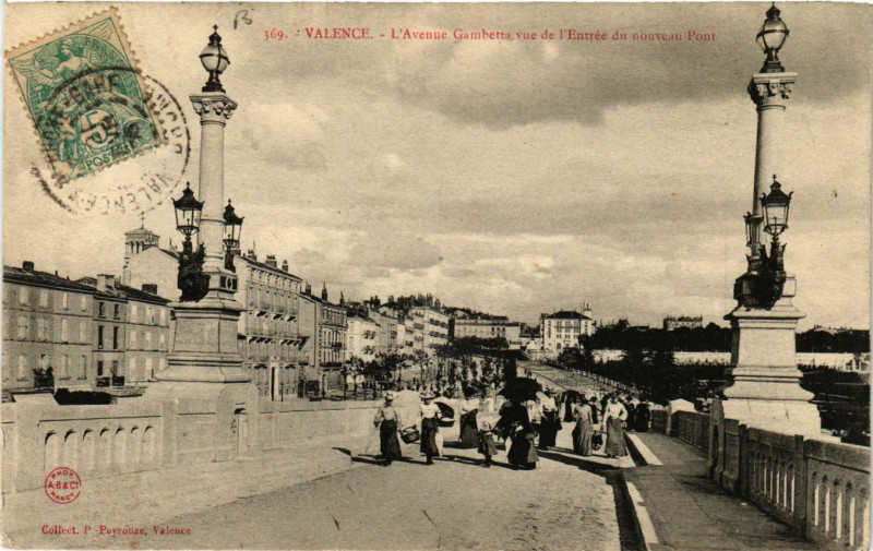 Carte postale ancienne Valence l'Avenue Gambetta vue de l'Entrée du nouveau Pont à Valence