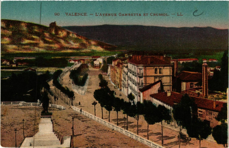 Carte postale ancienne Valence l'Avenue Gambetta et Crussol à Valence
