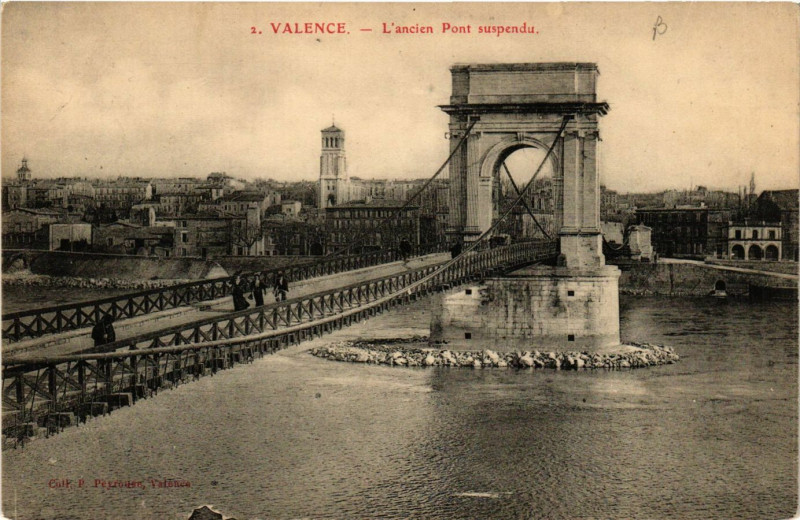 Carte postale ancienne Valence l'Ancien pont suspendu à Valence