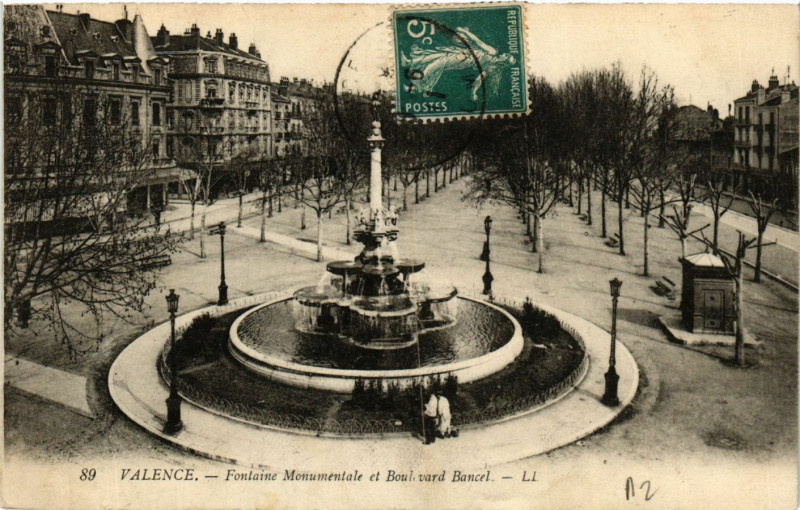 Carte postale ancienne Valence Fontaine monumentale et Boulevard Bancel à Valence