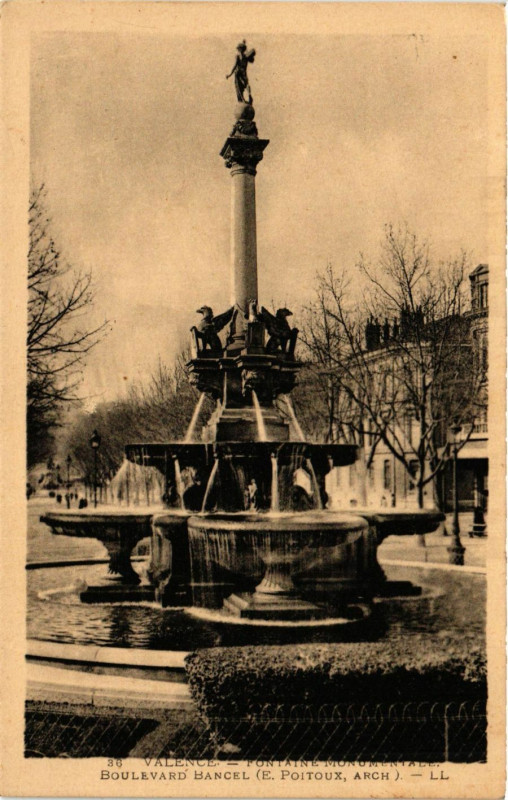 Carte postale ancienne Valence Fontaine monumentale Boulevard Bancel à Valence