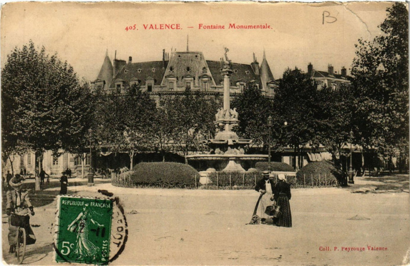 Carte postale ancienne Valence Fontaine monumentale à Valence